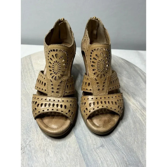 Earth Shoes - Earth Attalea Barbuda Women's 5.5 Shoes Brown Cut Out Leather Wedge Sandals